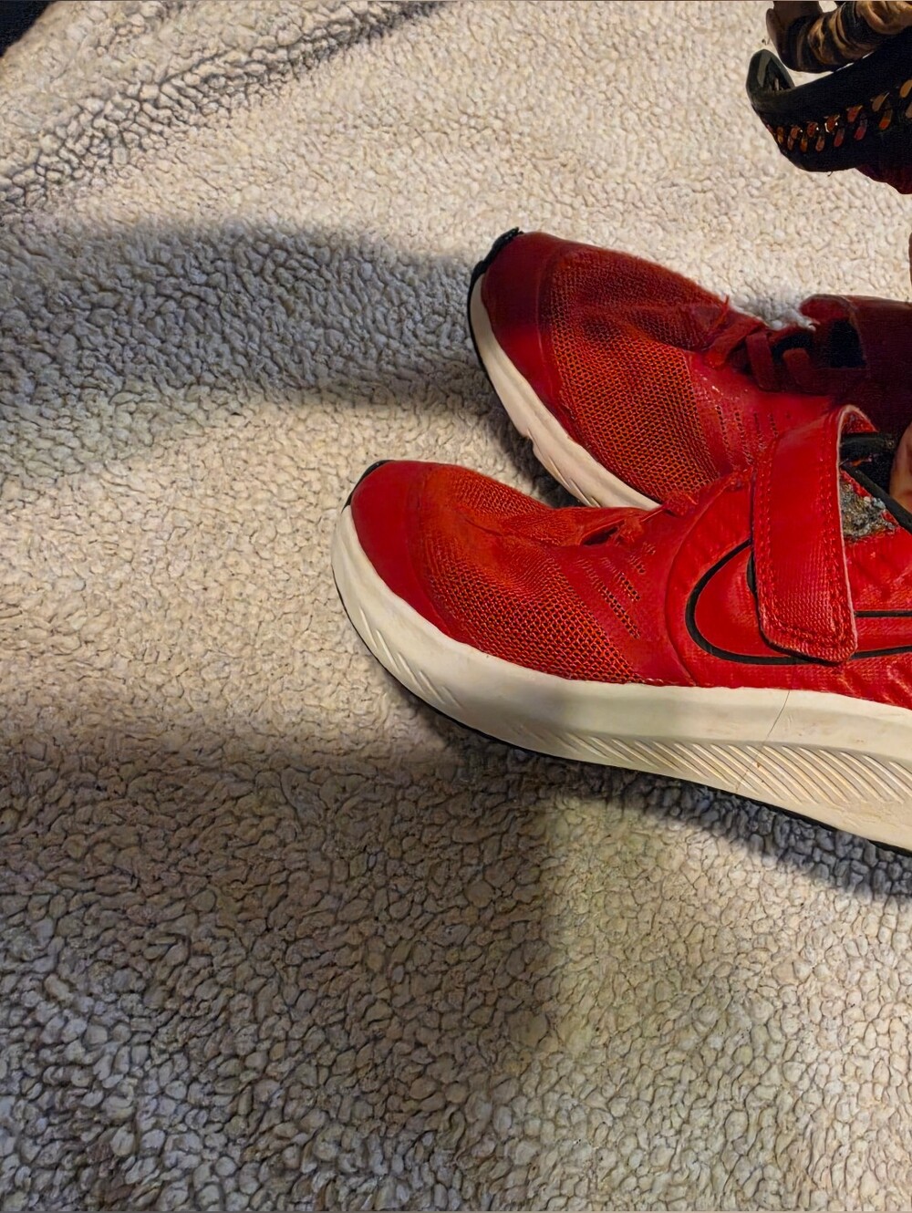 red and black Nike Star Runner 2 PS (Preschool)  2y